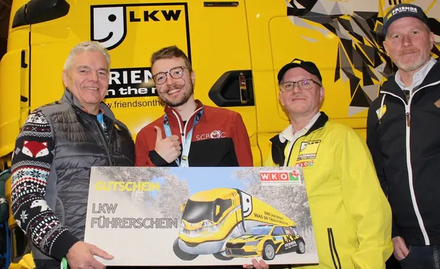 Von links: Wirtschaftskammer-OÖ-Vizepräsident Leo Jindrak, C-Führerschein-Gewinner Manuel Maurer, Fachgruppenobmann-Stellvertreter Michael Hofstädter und Friends-on-the-Road-Präsident Christian Spendel. | Foto: rega-pictures