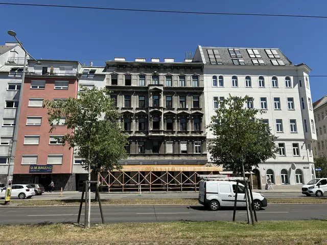 Die SDC Landstraße GmbH ersteigerte große Anteile des Landstraßer Gürtel 17 (mitte) für 3,5 Millionen Euro.  | Foto: Luca Arztmann/MeinBezirk