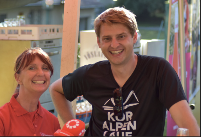 Redakteurin Susanne Veronik im Gespräch mit ARGE Koralpenlauf Florian Mauthner. | Foto: MeinBezirk/Simoin Michl