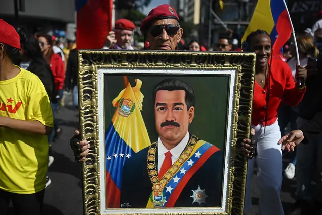 Ein Mann hält ein Bild des gestürzten venezolanischen Präsidenten Nicolas Maduro während einer Kundgebung zur Unterstützung von Maduro und seiner Frau Cilia Flores in Caracas am 6. Jänner hoch. | Foto: APA-Images / AFP / FEDERICO PARRA