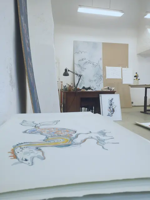 Sarah Maria Saminger bemalt Wände. Diese sind mit floralen oder abstrakten Motiven bemalt. Farben und Formen wachsen über die Oberfläche und erzeugen Atmosphäre.  | Foto: Sarah Maria Saminger