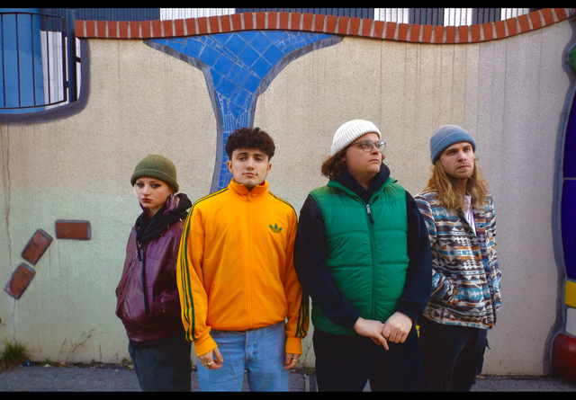 KOAN AKKU live auf der Bühne: Die Tiroler Rockband bringt mit der KOA TOUR 2026 ihre Debüt-EP Von Flammen ins Licht direkt in die Heimat. | Foto: Annalena Juster