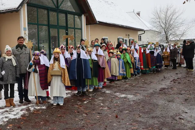 Mit dem Stern voraus erfolgte der Einzug in die Pfarrkirche | Foto: Gerhard Langmann