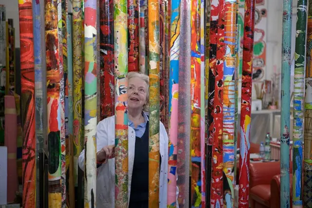 In ihrem "Bilderwald" aus Stangenbildern lebt ihre Sicht auf die Welt weiter - still, kraftvoll und voller Tiefe. | Foto: www.philomena-pichler.com