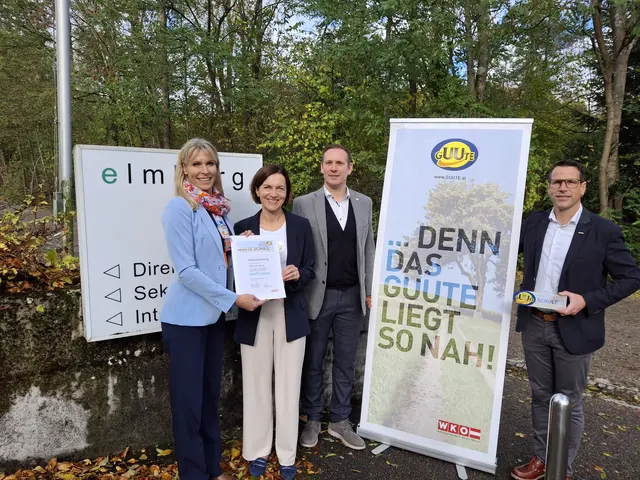 Sabine Lindorfer, Leopoldine Weinzierl, Gregor Baumgartner und Klemens Ruttmann bei der Überreichung des Zertifikats.
 | Foto: HBLA Elmberg