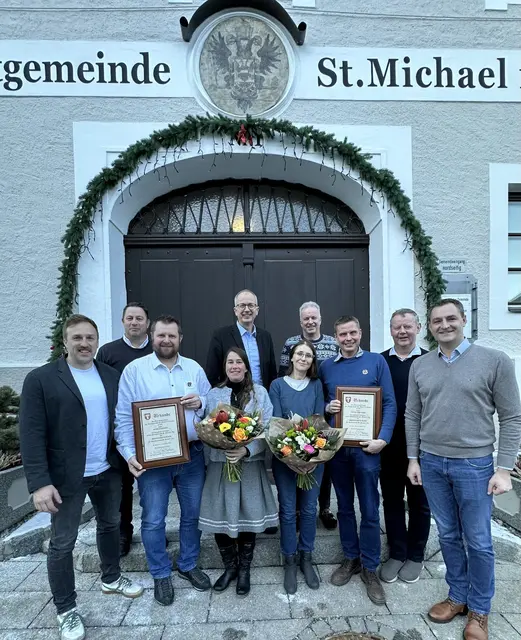 Das Ehrenzeichen der Marktgemeinde St. Michael im Lungau in Silber bekamen Stefan Bliem (3. v. re.) und Peter Macheiner (3. v. li.) verliehen. | Foto: Gemeinde St. Michael