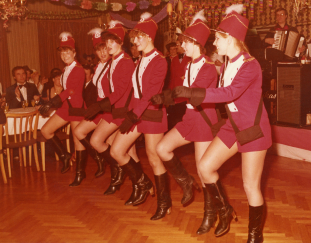 An knackigen Beinen hat es bei der Garde nicht gemangelt. | Foto: Veldener Gemeindearchiv Kleewein