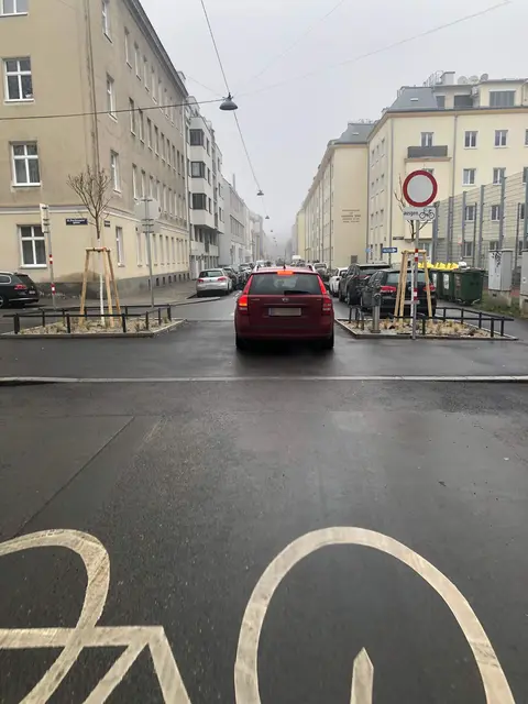 Das Verbotsschild auf der rechten Seite wird von Autofahrerinnen und Autofahrern derzeit noch oft übersehen.  | Foto: z.V.g.
