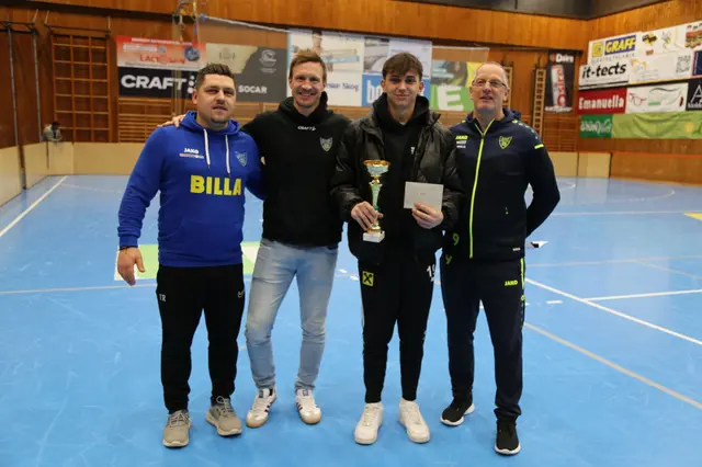Glückwünsche für Dzemil Nuhajovic (FC Tiki Taka) (2.v.re.) zu Platz vier, als Gratulanten Mijat Šimunović (Jugendleiter SC Bruck), Markus Deutscher (Obmann SC Bruck) und Hermann Zrim (Sportkoordinator SC Bruck) v.l. | Foto: SC Bruck