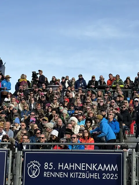 Stets volle Tribünen bei der Abfahrt am Samstag. | Foto: Gerald Habison