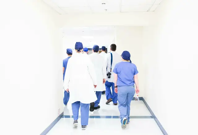 Am Donnerstag protestierten Beschäftigte der Privatkrankenanstalten für bessere Löhne.  (Symbolbild) | Foto: Luis Melendez/Unsplash