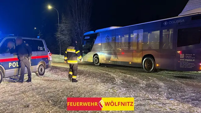 Die Stadtwerke stellten einen Bus bereit, wo sich die Einsatzkräfte aufwärmen konnten. | Foto: Freiwillige Feuerwehr Wölfnitz/Klagenfurt