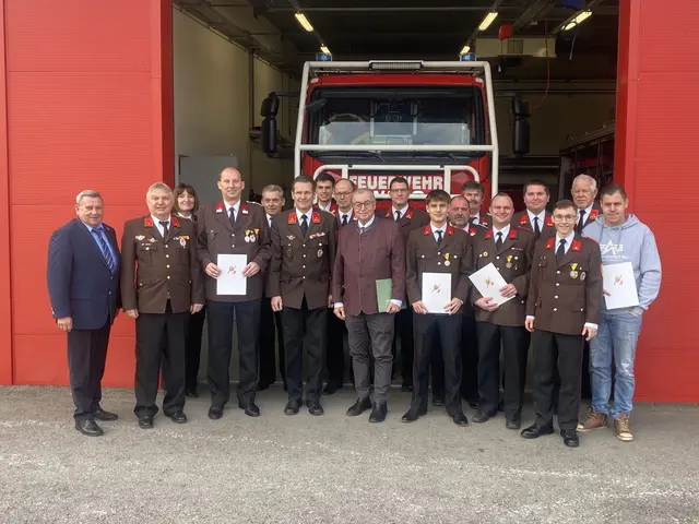 Bürgermeister Wolfram Erasim und HBI Thomas Buchta mit dem neuen Kommando und den Geehrten. | Foto: Gemeinde Rabensburg 