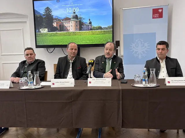 Martin Luxner, Josef Geisler, Stefan Prantauer und Georg Astner bei der Pressekonferenz in der LLA Rotholz.  | Foto: Haun