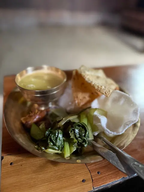 Dhal Bat mit Linsen- und Krappenchips (Krupuk). | Foto: Astrid Wieser