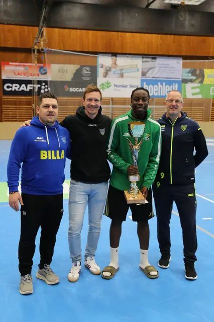 Siegespoikal für Nicky Fatay Brown Ugo vom Team Brandlexion (2.v.re.) mit Mijat Šimunović (Jugendleiter SC Bruck), Markus Deutscher (Obmann SC Bruck) und Hermann Zrim (Sportkoordinator SC Bruck) v.l. | Foto: SC Bruck