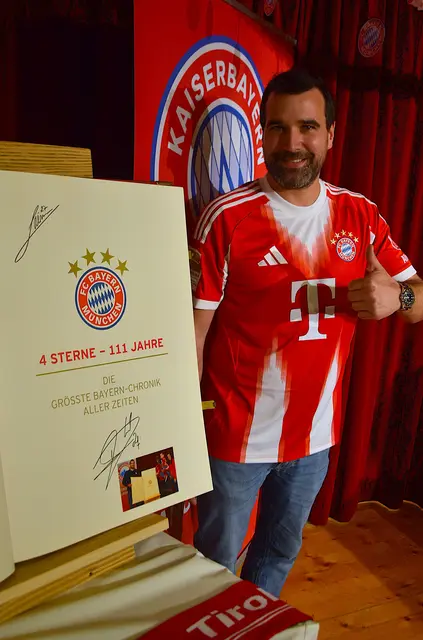 Die größte Bayern Chronik mit den Unterschriften von K. Laimer (oben, 2026) und D. Alaba (unten, 2017). | Foto: Schwaighofer