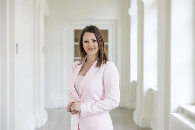 „Wir alle haben uns auf den neuerlichen Schnee gefreut. Viele Wintersportlerinnen und -sportler zieht es in die Berge. Aufgrund der aktuellen Lawinensituation gilt jedoch besondere Vorsicht. Informieren Sie sich vorab über die genauen Gefahrenstellen und planen Sie Ihre Touren sorgfältig", warnt Sicherheitslandesrätin Astrid Mair. | Foto: Land Tirol/Sedlak