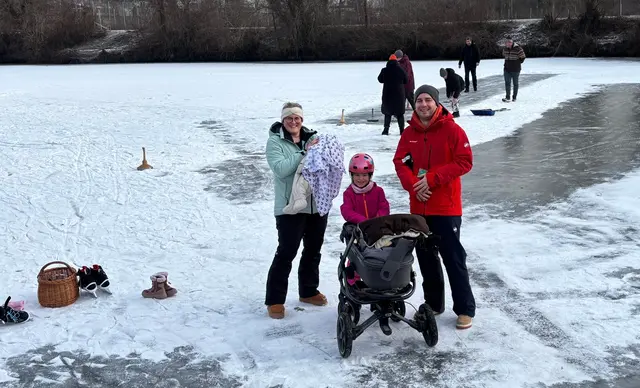 „Herz was willst Du mehr“: Auch diese Schärdinger Jungfamilie freut sich über die zugefrorene Pram. | Foto: Fotos und Repros Franz Gruber