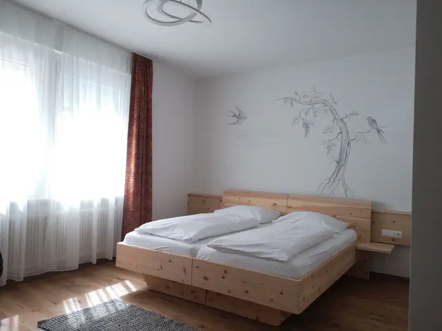 Sarah Maria Saminger bemalt Wände.  Diese sind mit floralen oder abstrakten Motiven bemalt. Farben und Formen wachsen über die Oberfläche und erzeugen Atmosphäre.  | Foto: Sarah Maria Saminger