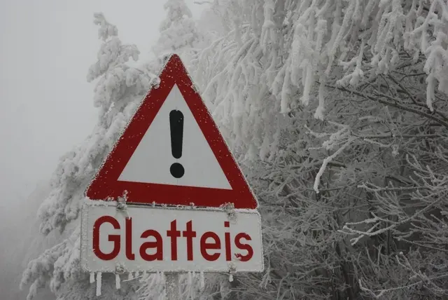 Der betroffene Straßenabschnitt auf der B98 wurde mit einer Geschwindigkeitsbeschränkung von 30 km/h und Achtung "Glatteis" versehen. (Archivfoto) | Foto: Peter Zellinger