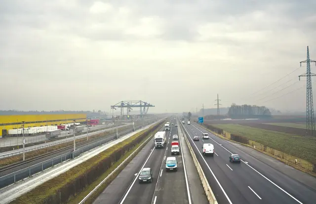 Ein umgekippter Sattelanhänger hat am Mittwochvormittag den Verkehr auf der A9 in Fahrtrichtung Linz lahmgelegt.  | Foto: MeinBezirk