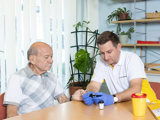 Für Ältere Menschen ist Pflege sehr wichtig. | Foto: Hilfswerk/Christian Stemper