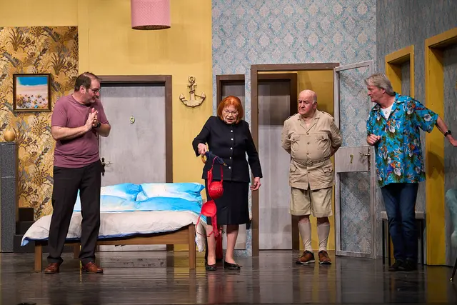 Unter der bewährten Regie von Felix Hafergut wird das Publikum in die Florida Keys entführt, wo in einem kleinen Hotel ein turbulentes Verwechslungsspiel seinen Lauf nimmt. | Foto: Hanspeter Holnsteiner