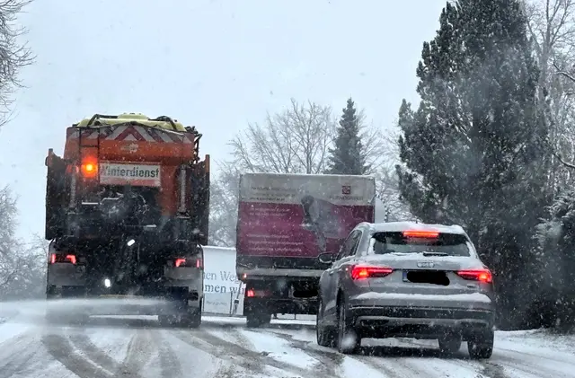 Am Kreuzberg im Schärdinger Stadtteil Allerheiligen bleiben zum Teil LKW’s und sogar PKW’s hängen. Die Winterdienst-Einsatzfahrzeuge mußten auf der gefährlichen Kuppe diese Fahrzeuge überholen. | Foto: Gruber