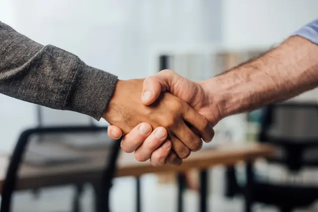 Tirols Landeshauptmann Anton Mattle und sein Vorarlberger Amtskollege Markus Wallner präsentierten das Positionspapier zur Reformpartnerschaft. | Foto: smarterpix (Symbolbild)