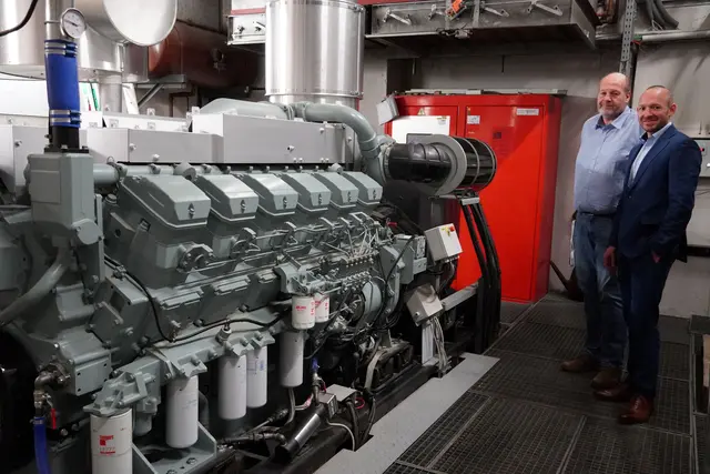 Der technische Leiter Matthias Otte und der kaufmännische Direktor Reinhard Drescher vor dem Notstromaggregat des LK Hainburg. | Foto: LK Hainburg