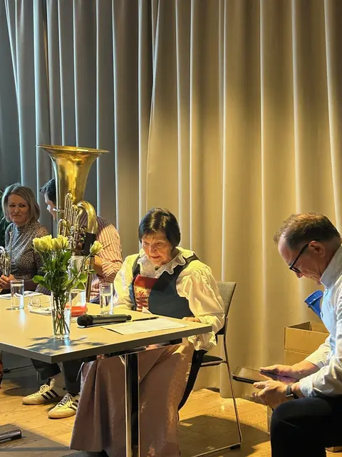 Jeanette Klingler präsentiert ihr neues Buch „Aus’m Leben – G’schicht’ln und Gedicht’ln auf tirolerisch“. | Foto: Klingler