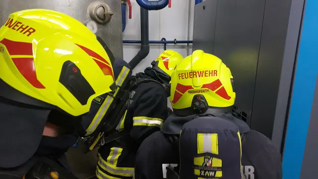 Nach der Deaktivierung des Luftkompressors mittels Not-Aus-Taster wurde der Kompressor mit Hilfe der Wärmebildkamera auf überhitzte Bereiche kontrolliert.  | Foto: FF Waidhofen/Thaya