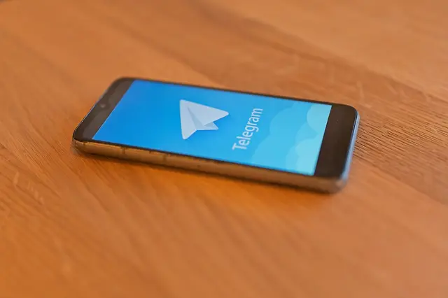 Beim Beitritt in eine Chatgruppe auf Telegram wurden wohl pornografische Inhalte im Cache des Handys gespeichert. | Foto: Katharina Schrefl