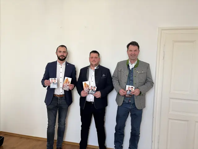 Landtagsabgeordneter Luca Geistler, FPÖ Bezirks-Spitzenkandidat Stefan Taucher und Landesspitzenkandidat Albert Royer luden zum Tourauftakt in die Parteizentrale in Hartberg | Foto: Margot Jeitler