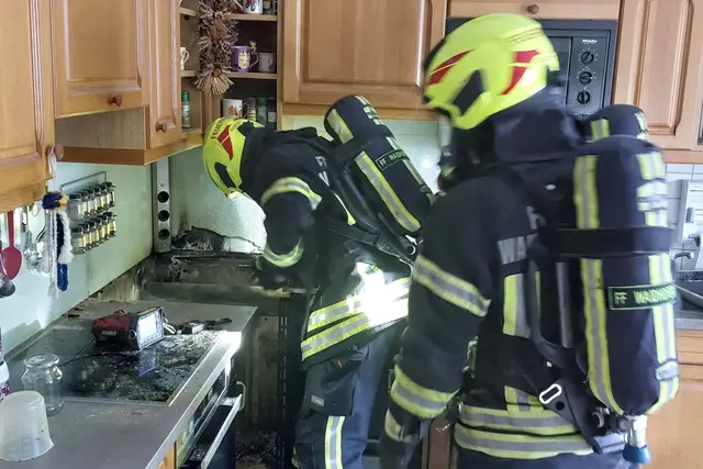 Atemschutztrupps der Feuerwehr in der Küche | Foto: FF Waidhofen/Thaya