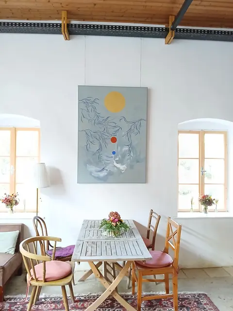 Sarah Maria Saminger bemalt Wände. Diese sind mit floralen oder abstrakten Motiven bemalt. Farben und Formen wachsen über die Oberfläche und erzeugen Atmosphäre.  | Foto: Sarah Maria Saminger