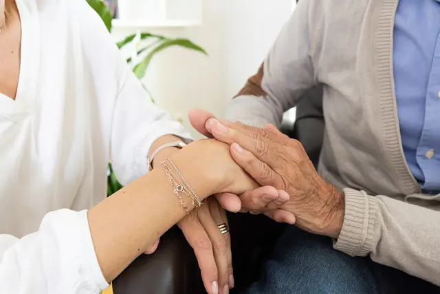 Die Pflege in guten Händen. Die Preisverleihung des Salzburger Pflegepreis findet im Mai 2026 statt und bildet den Höhepunkt eines inhaltlichen Schwerpunkttags rund um Pflege, Verantwortung und Zukunftsperspektiven im Bundesland Salzburg. | Foto: Hilfswerk/Christian Stemper