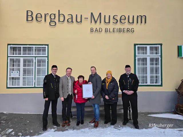 v.l.n.r.: Obmann Stv. Robert Heuberger (Bergmännischer Kulturverein), Dir. Helmut Schabernig (Vivea), Sonja Buzin, Bürgermeister Christian Hecher, Tourismusobfrau Monika Hausmann-Scheidenberger, Kassier Herbert Preiml (Bergmännischer Kulturverein)  | Foto: Heuberger