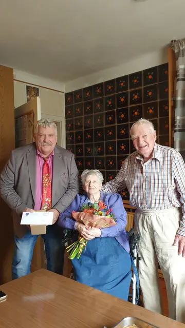 Zum 91. Geburtstag“ von Frau Elfriede Gaiswinkler gratulierten Bürgermeister Herrn Michael Lippl (links) und Ehemann Herbert Gaiswinkler. | Foto: Gemeinde Maria Lanzendorf