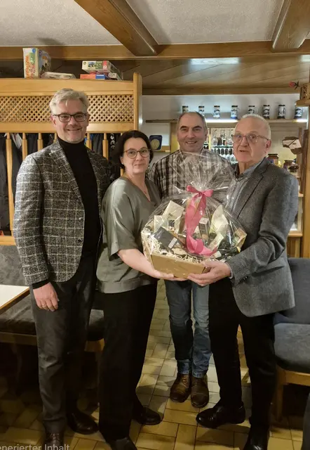 Das Rote Kreuz bedankt sich bei Johann Gahbauer (rechts) für die langjährige Arbeit und sein Engagement für die Sozialdienstgruppe Diersbach-Sigharting.  | Foto: Rotes Kreuz