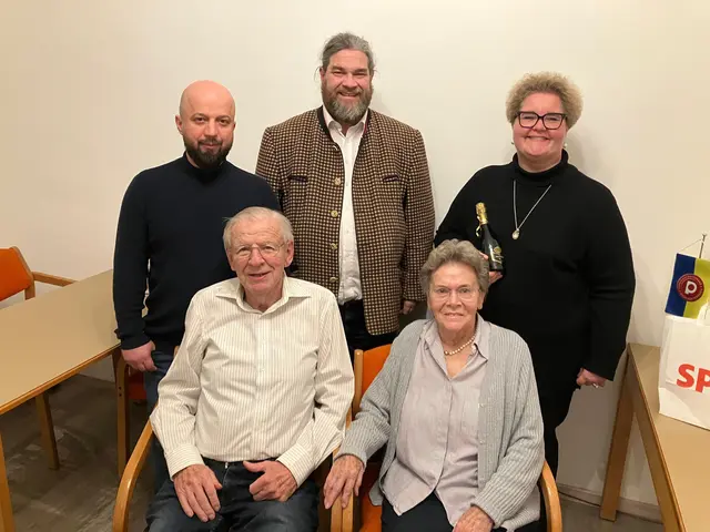 Sektionsobmann GR Kemal Yayla, Jubilar Günther Steinschorn, Gemeinderat Klaus Bergmaier, Hannelore Steinschorn (Gattin des Jubilars), stv. Sektionsvorsitzende Andrea Bergmaier
  | Foto: SPÖ Krems