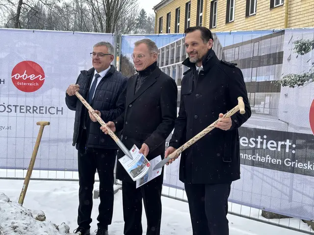 Stelzer bekam als Geschenk den Spaten überreicht - unterschrieben von allen Mitarbeitern der BH Grieskirchen und Eferding.  | Foto: MeinBezirk/Magdalena Wimmer