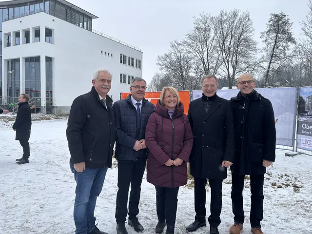 V.l.n.r.: Pöttings Bürgermeister Peter Oberlehner (ÖVP), Bezirkshauptmann Christoph Schweitzer, Grieskirchens Bürgermeisterin Maria Pachner (ÖVP), Landeshauptmann Thomas Stelzer (ÖVP) und Hinzenbachs Bürgemeister Wolfgang Kreinecker (ÖVP). | Foto: MeinBezirk/Magdalena Wimmer