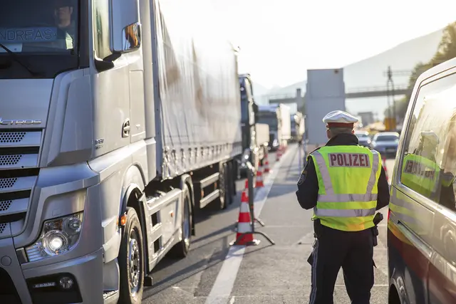 Die zusätzlichen Lkw-Fahrverbote Richtung Italien gelten an bis in den Oktober hinein. | Foto: Land Tirol/Sedlak