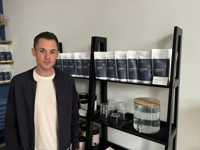 Im Dezember 2024 hat Inhaber Dominik Geistberger in Margareten sein zweites Grey Kaffee geöffnet. Nun ist das Platzl für Kaffee und Cornetti wieder Geschichte. 
 | Foto: Ipirotis/MeinBezirk