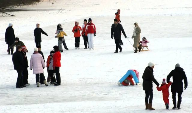 Auch der damalige Schärdinger Bürgermeister Franz Angerer war begeistert von der „Schärdinger Eiszeit 2009“ und war mit Schlitten, begleitet von seiner Gattin Gaby und der damals noch kleinen Tochter auf der zugefrorenen Pram unterwegs. | Foto: Fotos und Repros Franz Gruber