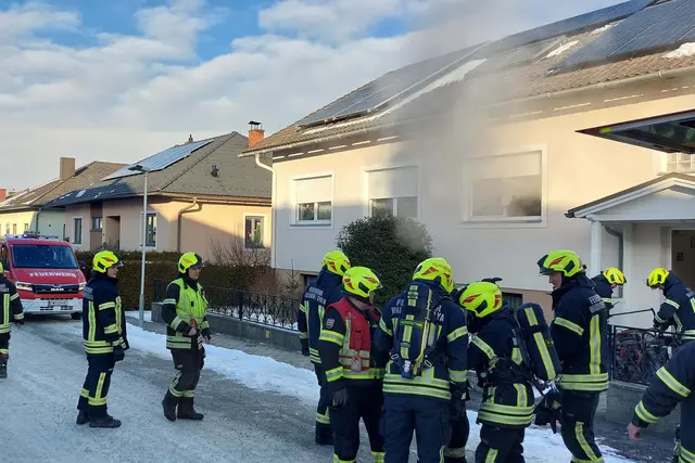 Rauch drang aus dem Wohnhaus | Foto: FF Waidhofen/Thaya