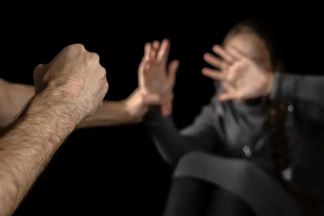 Vor einem Lokal in Ischgl eskalierte in der Nacht auf den 6. Jänner ein Streit. Ein 20-jähriger Mann wurde dabei schwer verletzt, die Polizei ermittelt. | Foto: smarterpix (symbolbild)