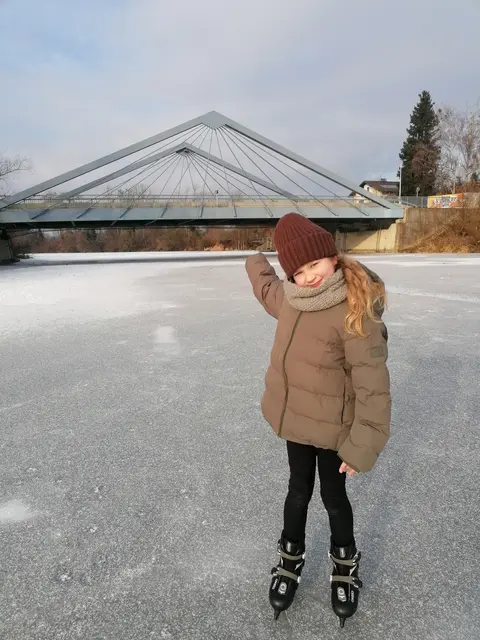 Die achtjährige Marie Siegl dreht mit ihrem Oma Regina auf der zugefrorenen Pram in Allerheiligen, Schärding, ihre Runden. | Foto: Siegl